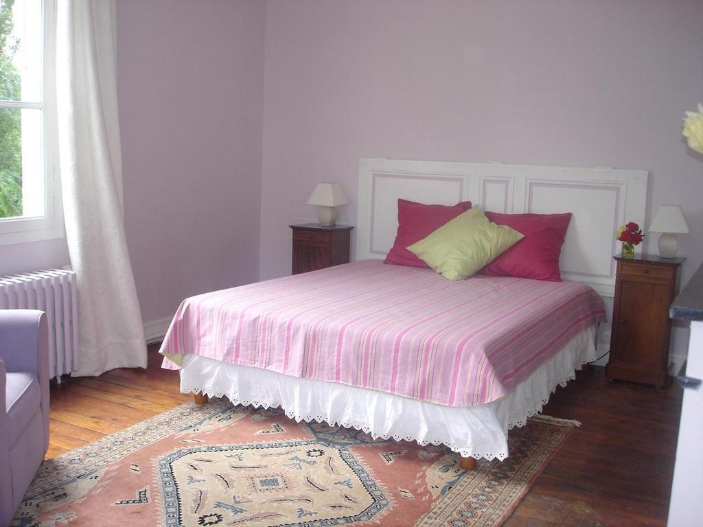 Les Longchamps Bed and Breakfast Neuillé Esterno foto