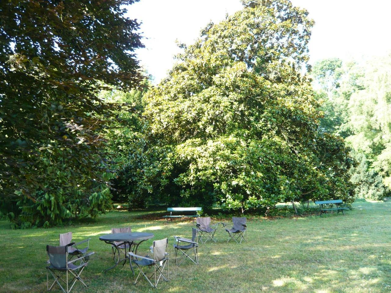 Les Longchamps Bed and Breakfast Neuillé Esterno foto