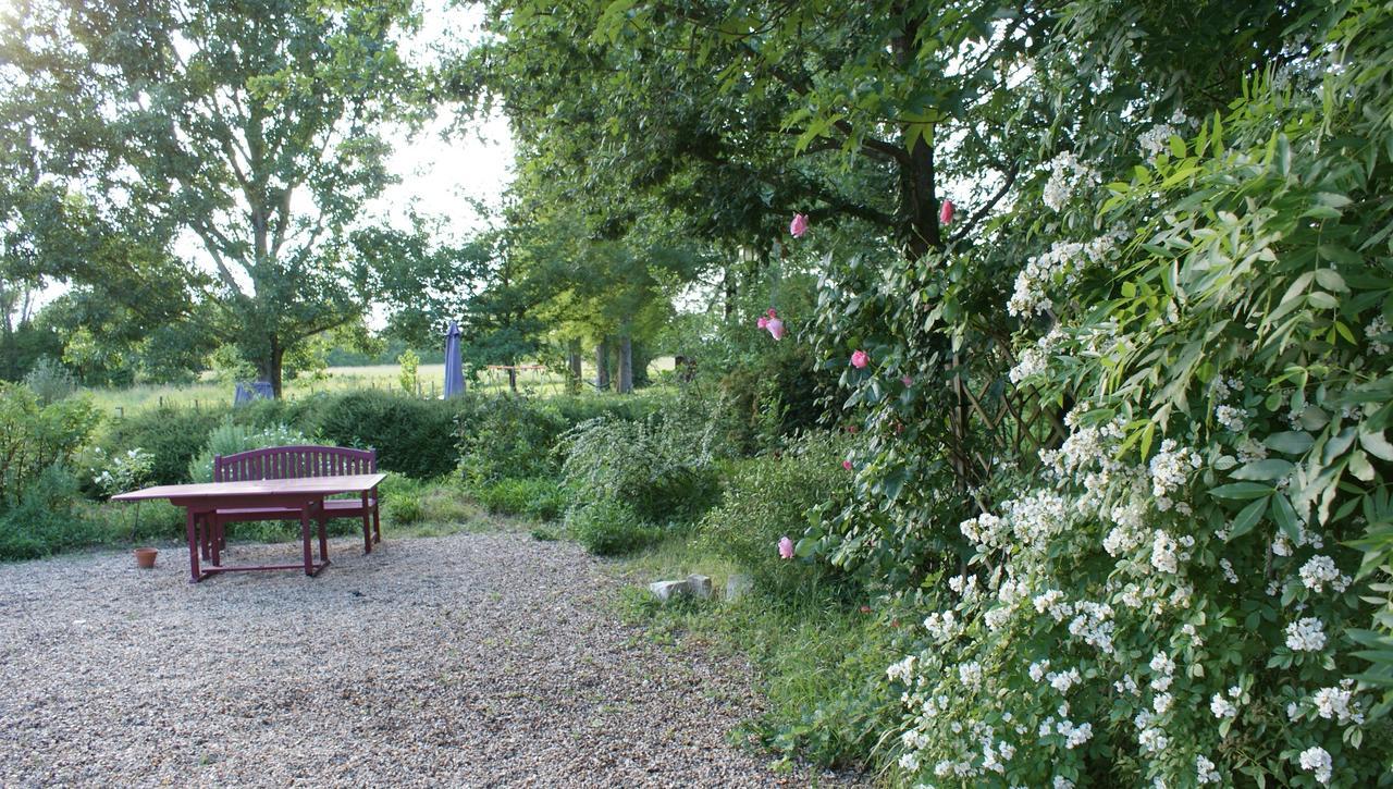 Les Longchamps Bed and Breakfast Neuillé Esterno foto